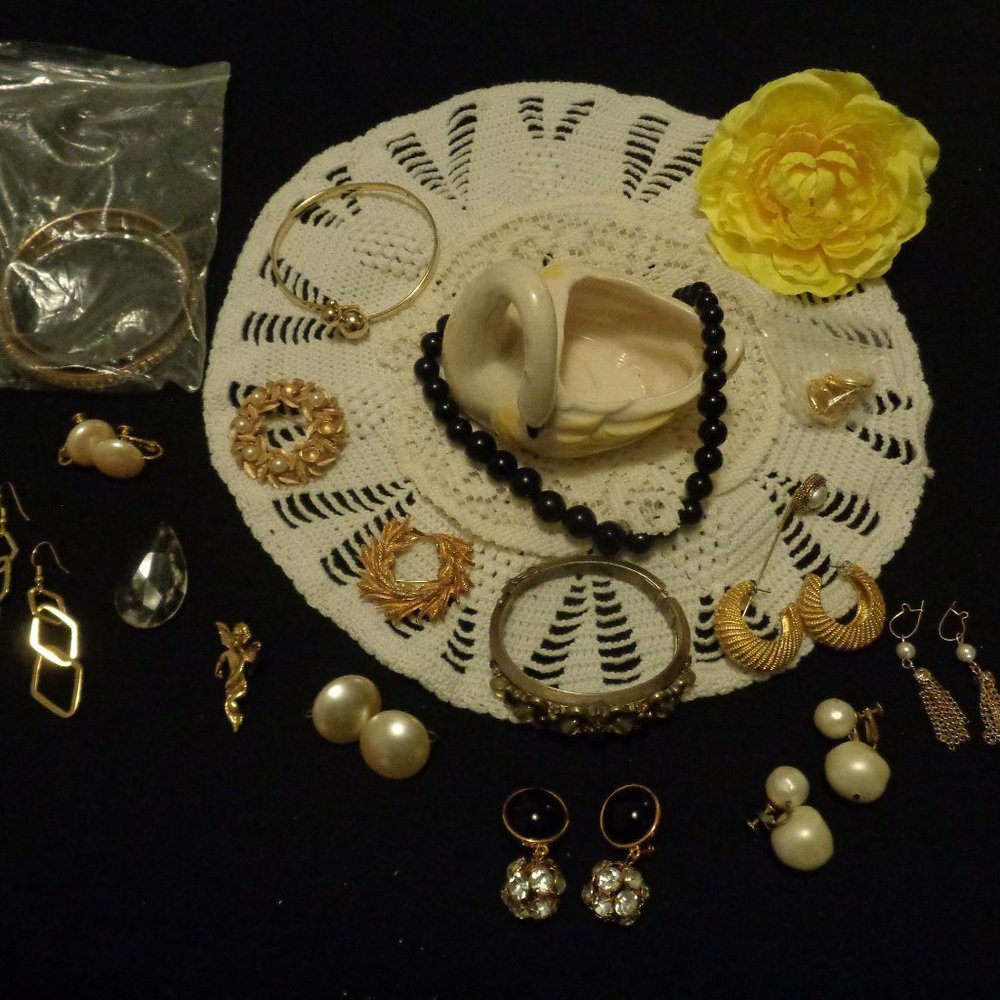 VINTAGE SWAN JEWLERY & JEWELRY PARTS + DOILYS LOT